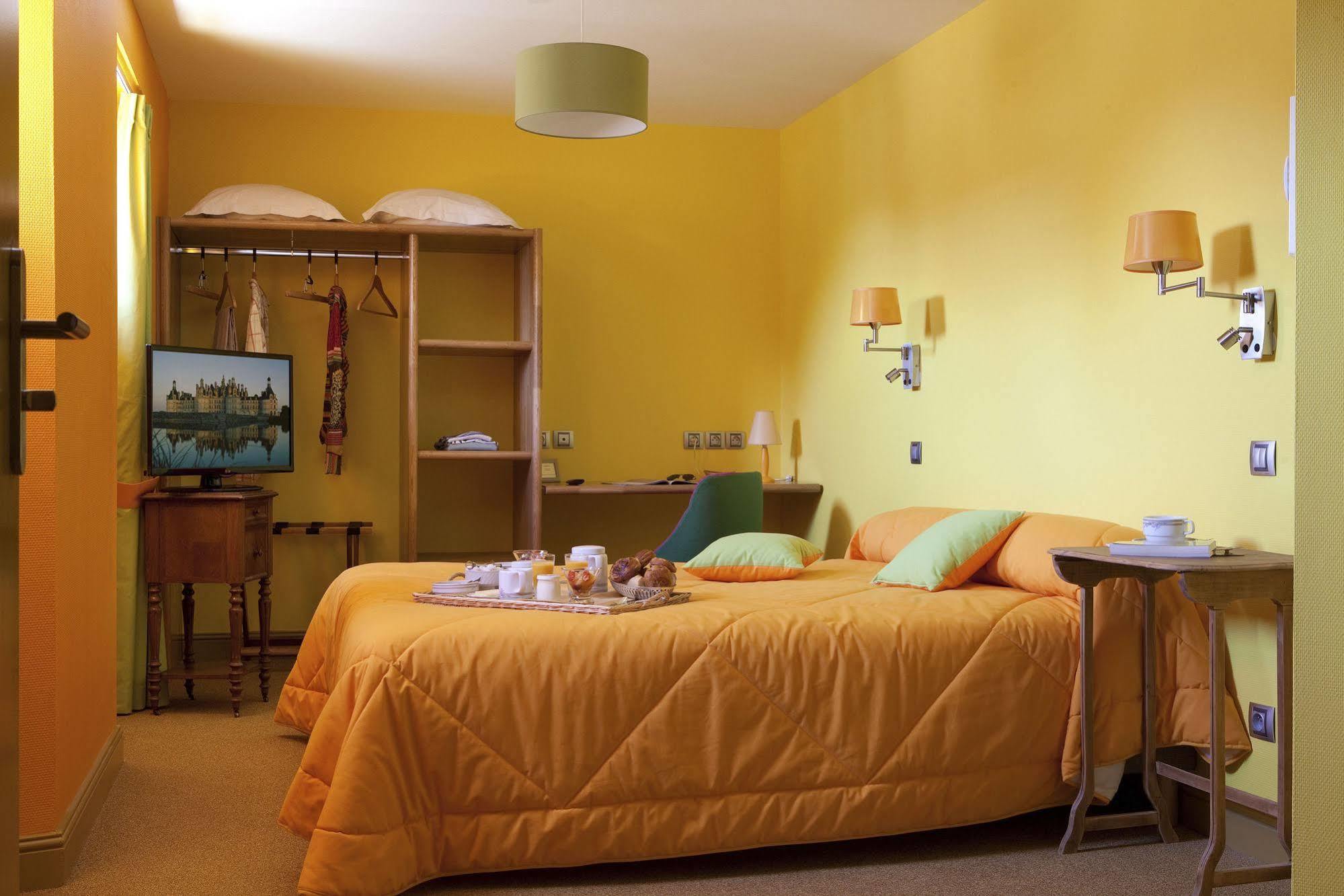 Logis Hotel O En Couleur Oucques-la-Nouvelle Экстерьер фото